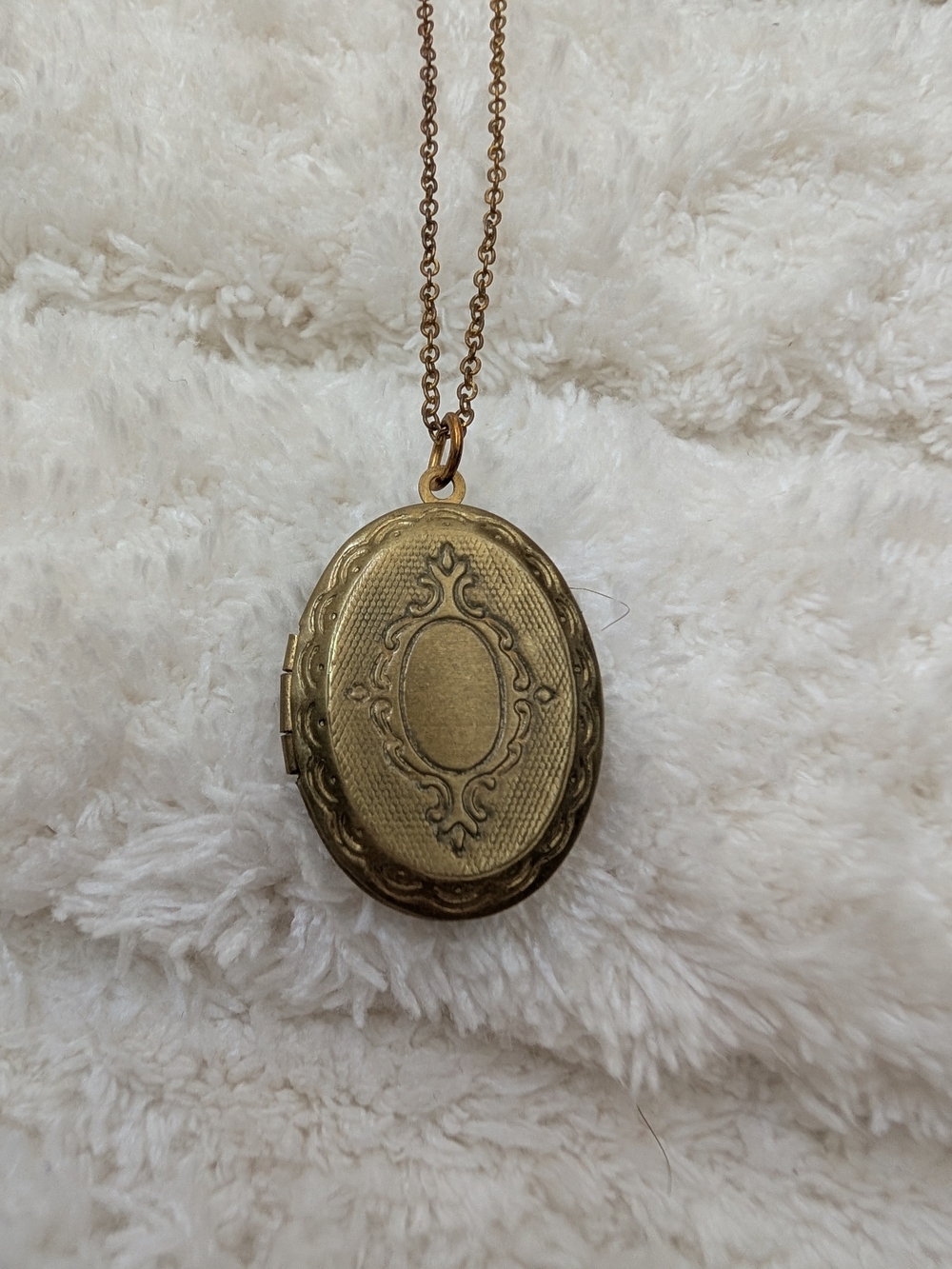 Antique-Style Gold Oval Locket Necklace for Women